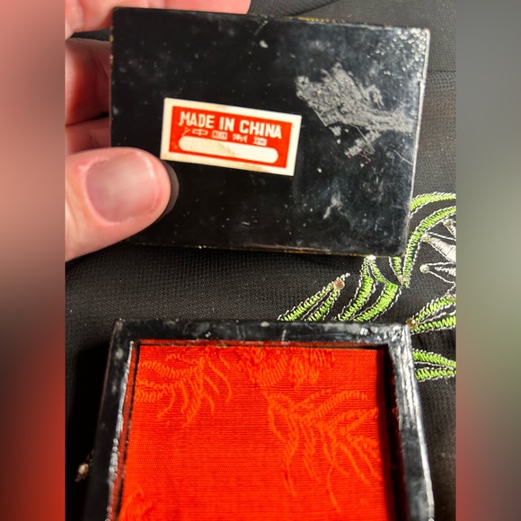 VTG Lacquered and Satin lined Stash or Trinket box. Made in China. - Picture 4 of 7